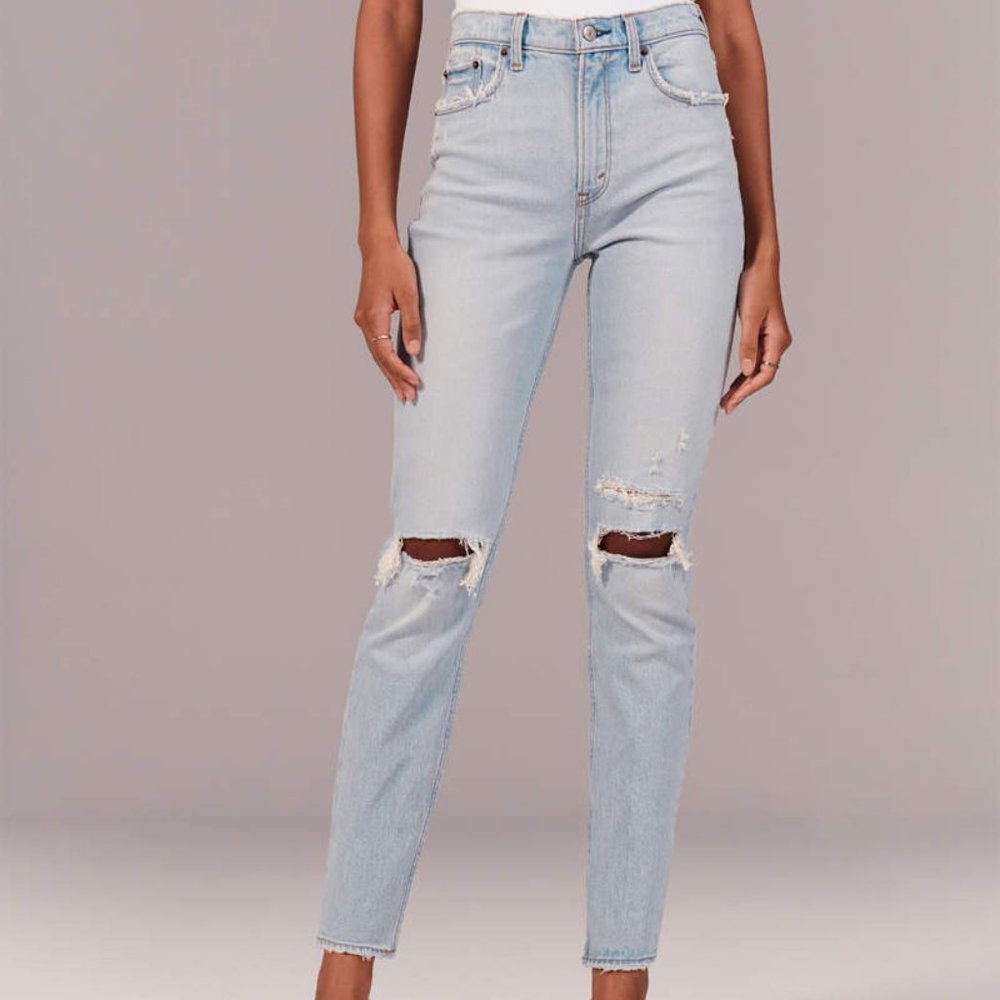 NWT Abercrmobie The Mom Jean high rise Size 26